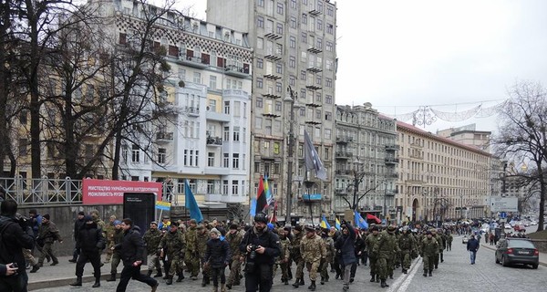 В центре Киева тысячи радикалов и полиция с собаками