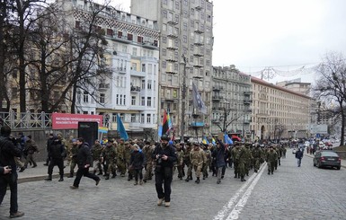В центре Киева тысячи радикалов и полиция с собаками