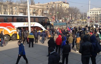 В Запорожье антимайдановцы протестуют против демонтажа памятника Ленину