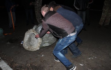 На Николаевщине активисты снесли памятник Петровскому