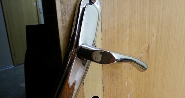 В Киеве неизвестные напали на офис 17 канала