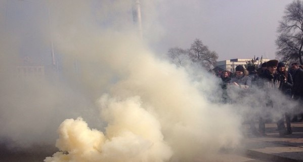 Антимайдан в Запорожье: в ход пошли яйца и  дымовые шашки
