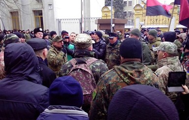 Беспорядки в Киеве: атакован офис компании Ахметова и отделения банков 