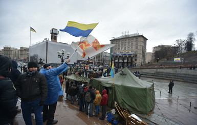 На Майдане остается около сотни людей