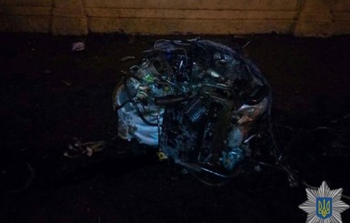 В Харькове пьяный водитель пытался оторваться от патрульных и врезался в столб