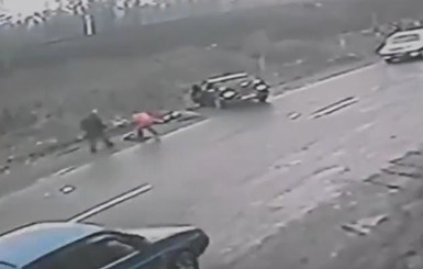 В Закарпатской области мужчина спас ребенка из-под колес авто 