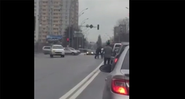 В Киеве водители устроили драку на дороге
