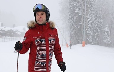 Вслед за Песковым в красном появился Дмитрий Медведев