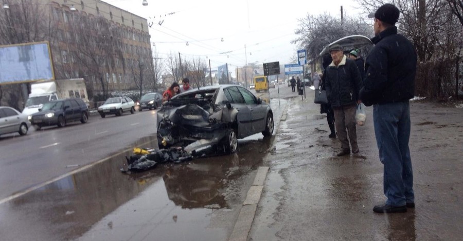 Во Львове столкнулось три автомобиля: шестилетний мальчик попал в больницу