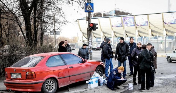 В Запорожье на перекрестке вытащили из автомобиля миллион
