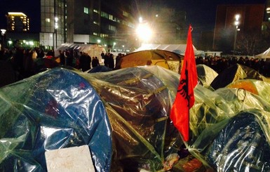 Оппозиция Косово установила палатки под зданием правительства