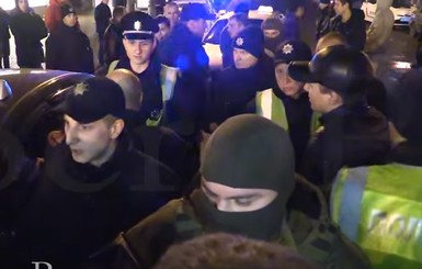 В Днепропетровске таксисты устроили разборки с патрульными и полком 