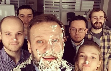 В российского оппозиционера Навального бросили два торта