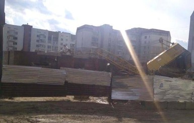 Во Львове строительный кран упал на жилой дом