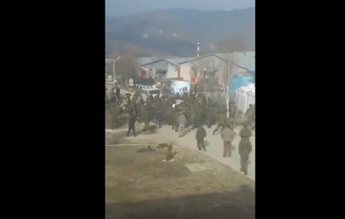 В сети появилось видео массовой драки в воинской части в Чечне