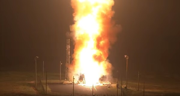 США повторно испытали баллистическую ракету