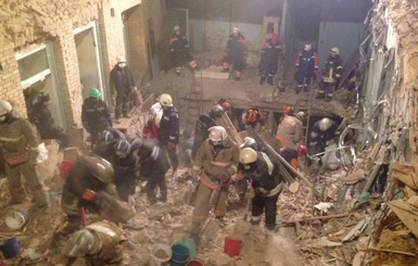 Под завалами в Киеве нашли тела еще двоих погибших