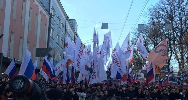 На марше памяти Немцова в Москве собралось более семи тысяч человек