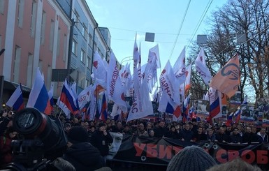 На марше памяти Немцова в Москве собралось более семи тысяч человек