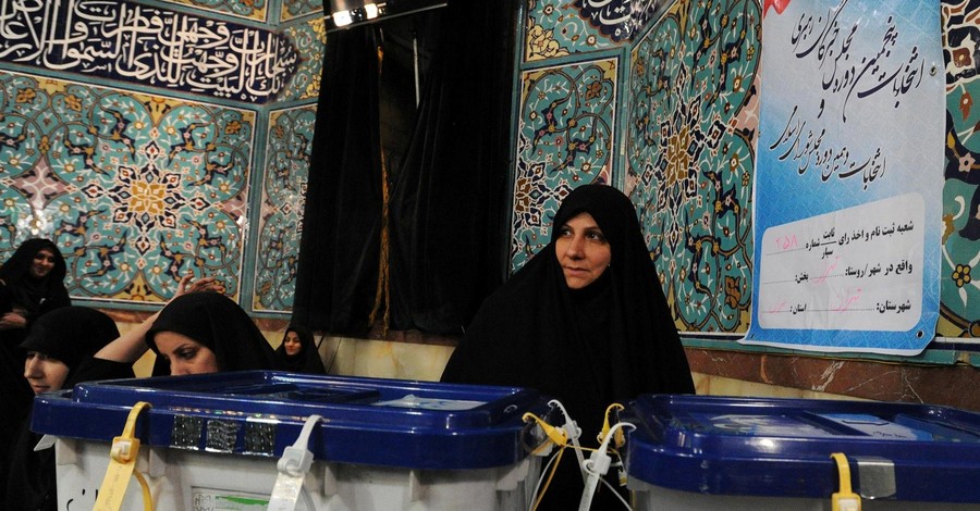 На выборах в Иране лидируют действующий и бывший президенты