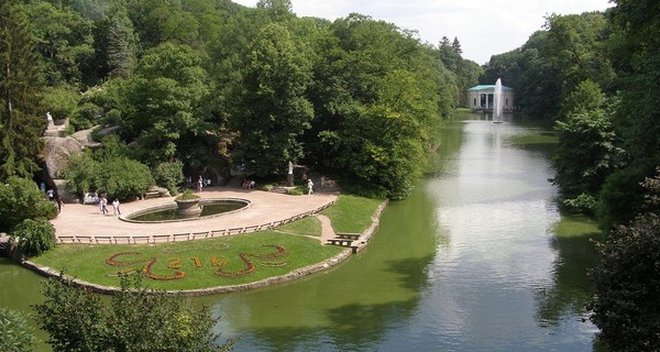 В Умани вандалы устроили погром в парке 