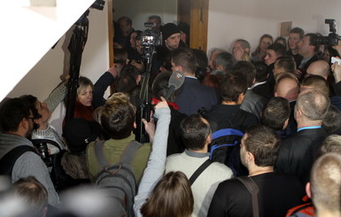 Днепропетровские депутаты с толкотней и давкой наконец-то собрались на сессию