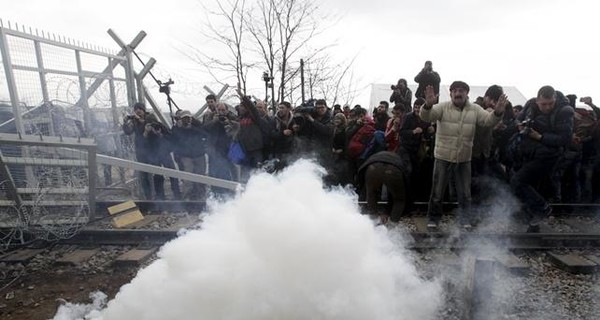Полиции Македонии пришлось отгонять беженцев от границы слезоточивым газом