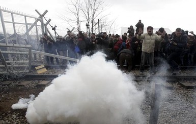 Полиции Македонии пришлось отгонять беженцев от границы слезоточивым газом