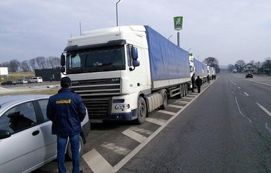 На Львовщине участники блокады задержали 10 российских грузовиков