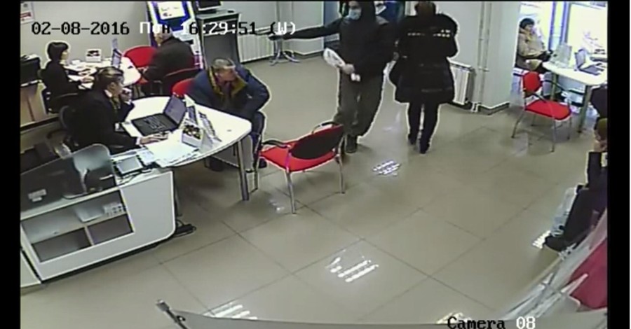 В Запорожье полиция объявила план-перехват вооруженных грабителей банка