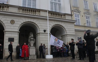 Во Львове возле Ратуши подняли флаг чемпионата мира по шахматам