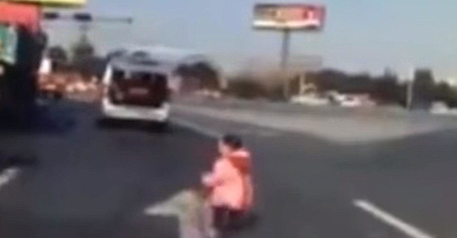В Китае двухлетний малыш вывалился из багажника фургона посреди дороги