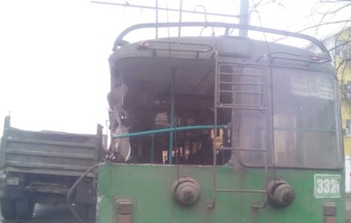 В Харькове грузовик протаранил троллейбус с пассажирами