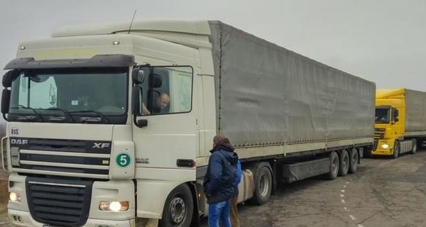 На Западной Украине участники блокады остановили 26 российских грузовиков