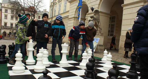 Во Львове на улице можно сыграть в шахматы гигантскими фигурами