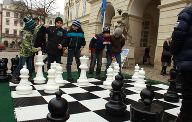 Во Львове на улице можно сыграть в шахматы гигантскими фигурами