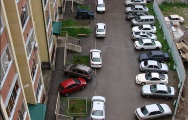 В Киеве парковку во дворах хотят сделать платной