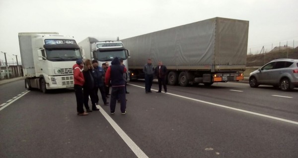 На Львовщине украинские водители заблокировали трасу в поддержку россиян