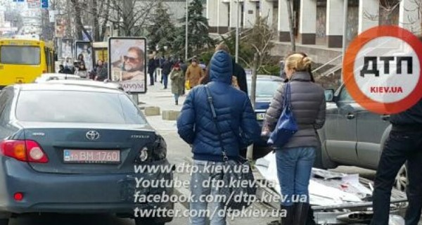В Киеве водитель, сбивший несколько машин и дерево, скрылся с места ДТП