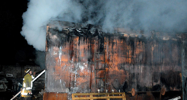 Днепропетровские спасатели больше часа боролись с пожаром на транспортных складах