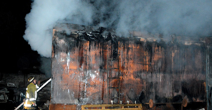 Днепропетровские спасатели больше часа боролись с пожаром на транспортных складах