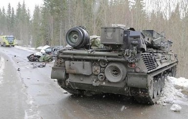 В Норвегии танк раздавил машину