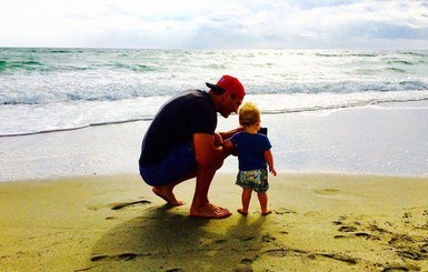 Владимир Кличко провел выходные на пляже с дочкой
