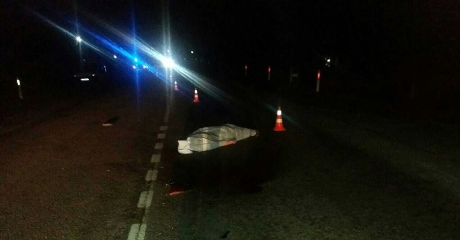 Пьяный водитель наехал на тело погибшего пешехода и протащил его по трассе