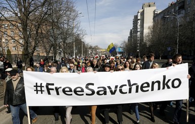 В Киеве активисты на акции в поддержку Савченко возле представительства ЕС требовали отключить Россию от SWIFT