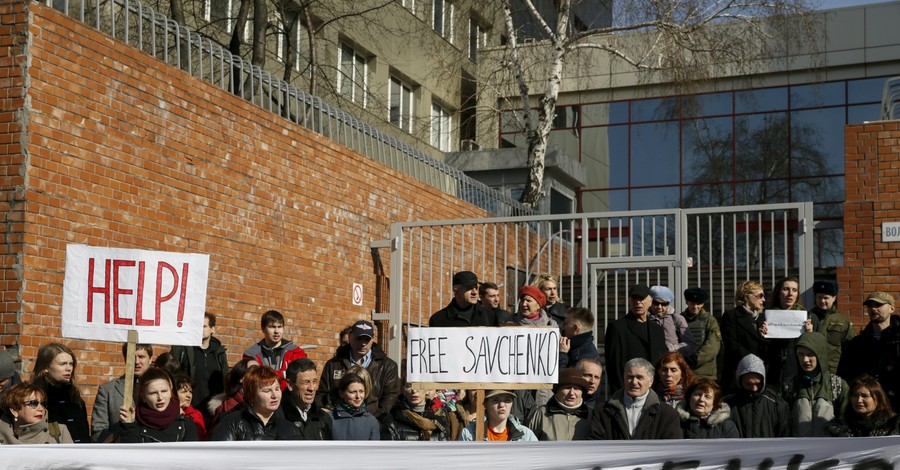 В Киеве активисты передали петицию на имя Путина