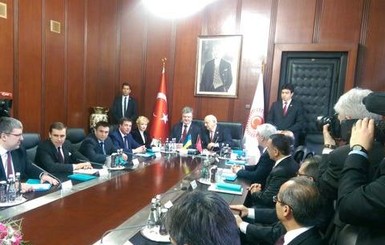Порошенко призвал Турцию признать депортацию крымских татар геноцидом