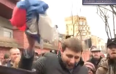 Парасюк сорвал флаг с консульства РФ во Львове