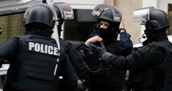 В Париже двух несовершеннолетних девушек обвинили в подготовке теракта
