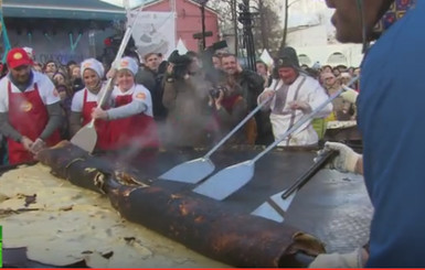 В Москве на фестивале Масленицы людей накормили огромным сгоревшим блином